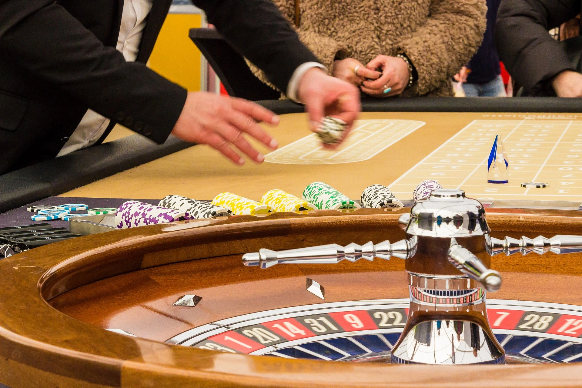 Live roulette for beginners with wheel and betting table